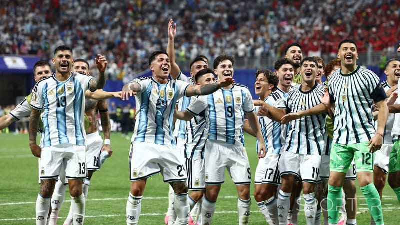 فيفا يرفض معاقبة الأرجنتين بسبب هتافات سياسية بعد الفوز على مصر