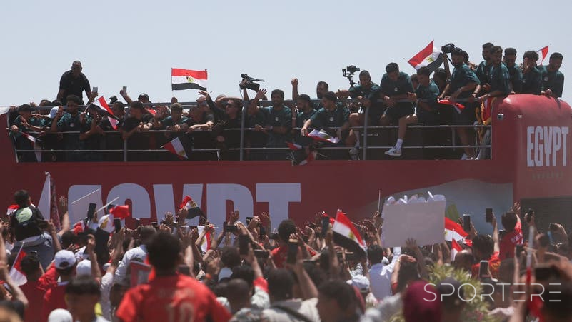 بالصور.. الآلاف يستقبلون منتخب مصر في العلمين بعد أفضل مشاركة بكأس العالم